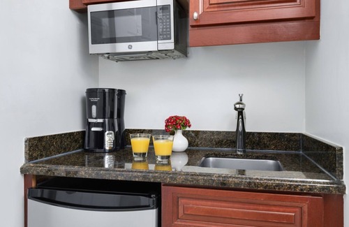 Williamsburg Condo | Charming 2-bedroom condo in enchanting Williamsburg with fitness room, WiFi