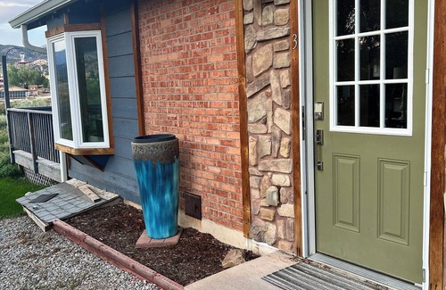 Howard Villa | Charming 2-bedroom villa with WiFi, AC close to Salida Colorado!