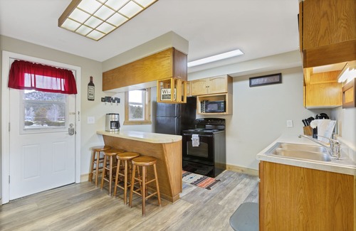 Estes Park House | Charming 2 Bedroom w/Private Hot Tub and Mountain views!