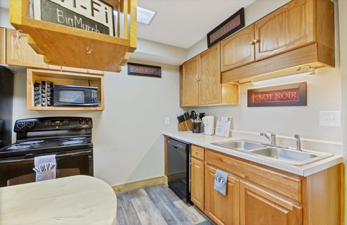 Estes Park House | Charming 2 Bedroom w/Private Hot Tub and Mountain views!