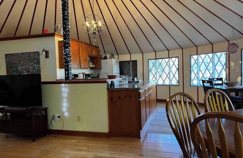 Benzonia House | Charming 2-bedroom Yurt with AC, WiFi in serene Benzonia