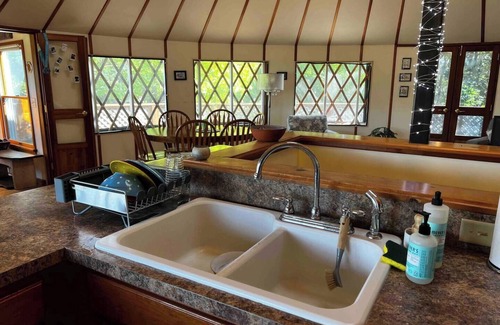 Benzonia House | Charming 2-bedroom Yurt with AC, WiFi in serene Benzonia