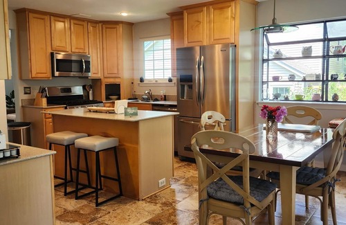 Lake Ridge House | Charming 2 levels guest unit in a house in amazing lake ridge area.