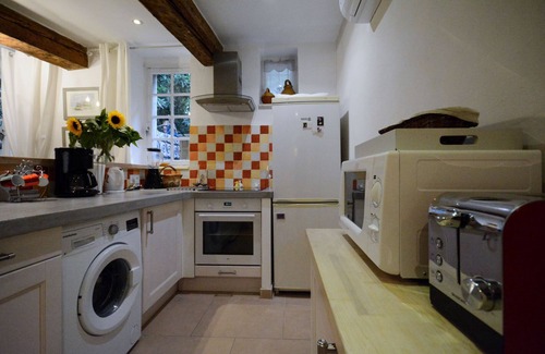 Avignon City Centre Apartment | Charming 2-room apartment classified 3 *at the foot of the palace, quiet, wooded terrace
