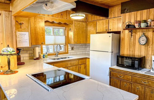 Oregon Water Wonderland Cabin | Charming 2-story chalet with deck, wood stove, Deschutes River access