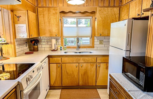 Oregon Water Wonderland Cabin | Charming 2-story chalet with deck, wood stove, Deschutes River access