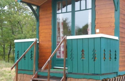 Lion-en-Sullias Cottage | Charming 28m² Gypsy Caravan in Val de Loire, Sleeps 4, Near Castles & Bike Trails