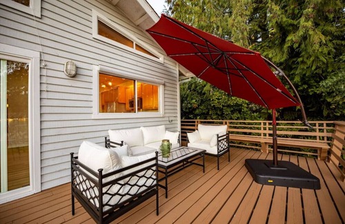 Maple Heights-Lake Desire House | Charming 2b2b with Lakefront View at Shady Lake