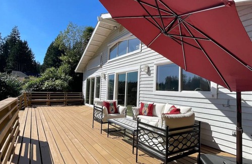 Maple Heights-Lake Desire House | Charming 2b2b with Lakefront View at Shady Lake