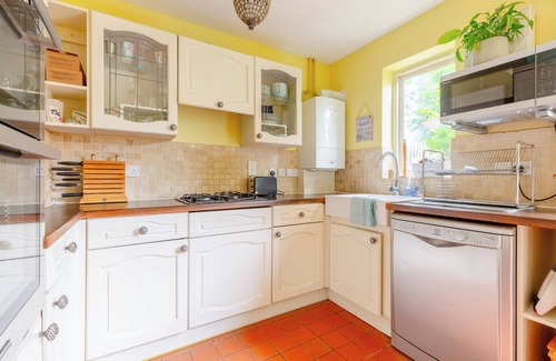Victoria House | Charming 2BD Canal-Side Home in East London