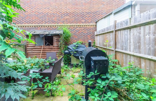 Victoria House | Charming 2BD Canal-Side Home in East London