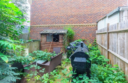 Victoria House | Charming 2BD Canal-Side Home in East London