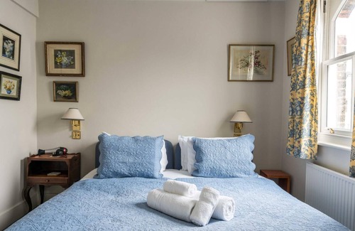 Hammersmith Broadway House | Charming 2BD Garden House - Hammersmith