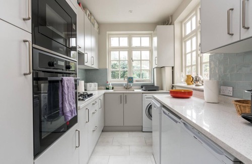 Hammersmith Broadway House | Charming 2BD Garden House - Hammersmith