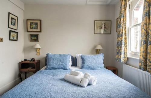 Hammersmith Broadway Apartment | Charming 2BD House with Garden in Hammersmith