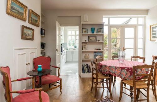 Hammersmith Broadway Apartment | Charming 2BD House with Garden in Hammersmith