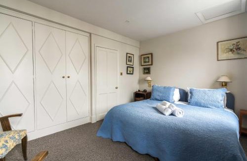Hammersmith Broadway Apartment | Charming 2BD House with Garden in Hammersmith