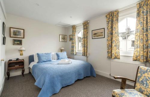 Hammersmith Broadway Apartment | Charming 2BD House with Garden in Hammersmith