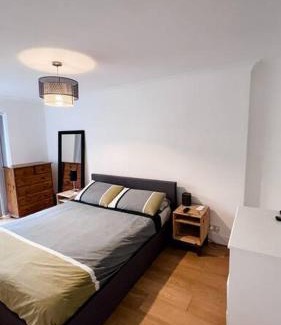 Twickenham Riverside Apartment | Charming 2BD in Twickenham Large Private Garden