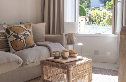 Riou - Petit Juas - Av de Grasse Apartment | Charming 2BR/4P Boutique Apartment – 10-15 Minutes to the Beach & City Center
