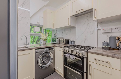 Latchmere House | Charming 2BR, Battersea, 7min Clapham Junction St.