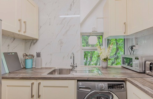 Latchmere House | Charming 2BR, Battersea, 7min Clapham Junction St.