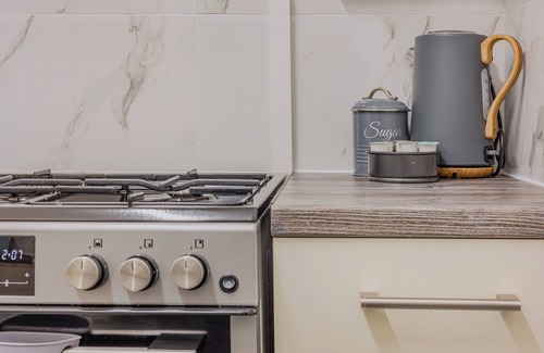 Latchmere House | Charming 2BR, Battersea, 7min Clapham Junction St.