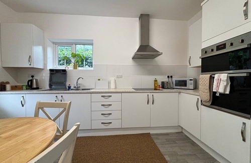 Crawley Cottage | Charming 2BR Cottage - Fully Furnished - 10min LGW