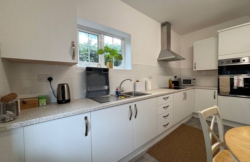 Crawley Cottage | Charming 2BR Cottage - Fully Furnished - 10min LGW
