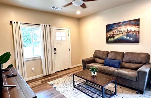 Medford House | Charming 2br Cottage Near Freeway-cul-de-sac