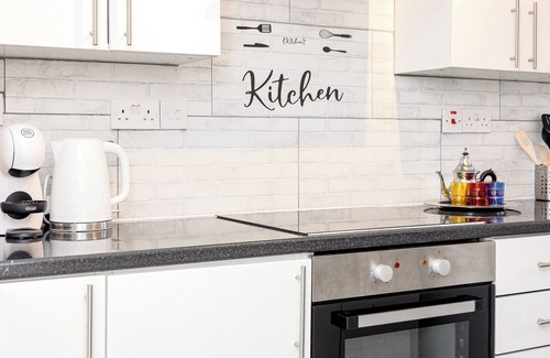 Hanger Hill Apartment | Charming 2BR flat in Ealing, 4min Hanger Lane Tube