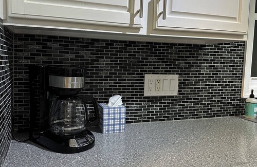 Des Moines House | Charming 2BR house in central Des Moines with AC & WiFi - easy access to I235!
