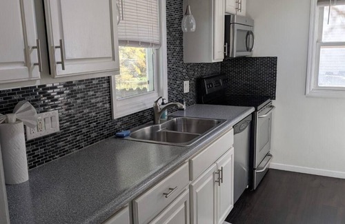 Des Moines House | Charming 2BR house in central Des Moines with AC & WiFi - easy access to I235!