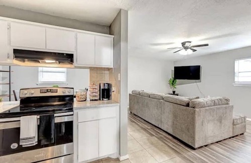 Lawton Apartment | Charming 2BR in Central Lawton - Near Fort Sill!