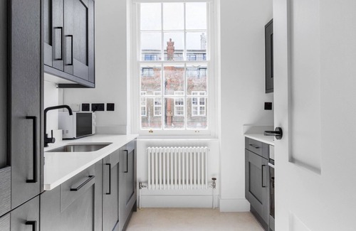 Wapping Apartment | Charming 2BR in Wapping w/City Views, by Blueground
