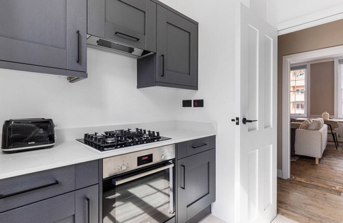 Wapping Apartment | Charming 2BR in Wapping w/City Views, by Blueground