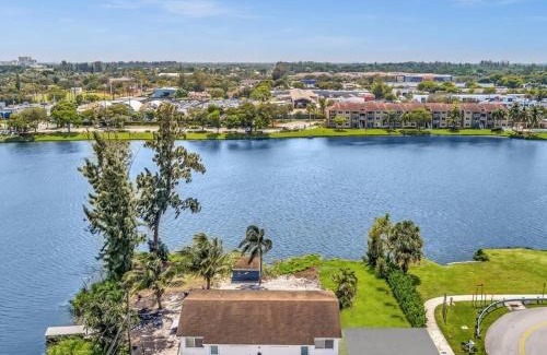 Davie House | Charming 2br Lakefront Cottage In Davie Near Beach