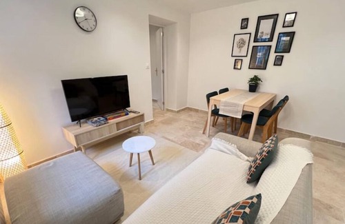 Arcueil House | Charming 2BR newly renovated with unbeatable location