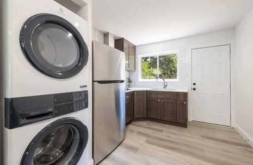 Oakdale House | Charming 2BR Retreat – Minutes to Uptown Charlotte