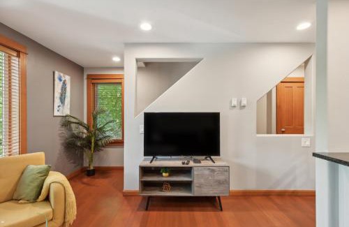 Green Lake Apartment | Charming 2BR Townhouse near Green Lake