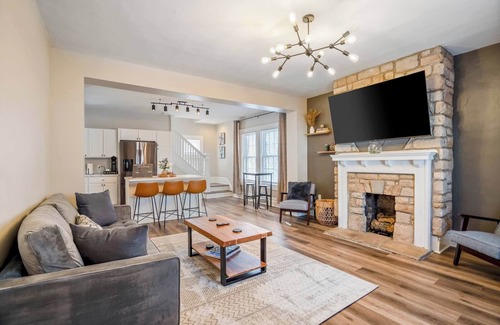 Weinland Park House | Charming 2BR w/Hot Tub + Yard~ Walk to OSU + More