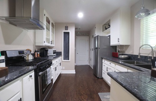 Los Angeles House | Charming 3-bd home in lovely LA near LAX, DTLA, SoFi, Intuit, Beaches, Dignity