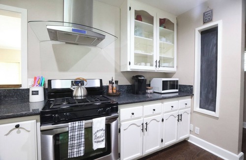 Los Angeles House | Charming 3-bd home in lovely LA near LAX, DTLA, SoFi, Intuit, Beaches, Dignity