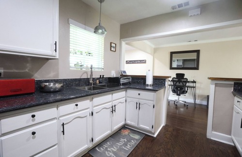 Los Angeles House | Charming 3-bd home in lovely LA near LAX, DTLA, SoFi, Intuit, Beaches, Dignity