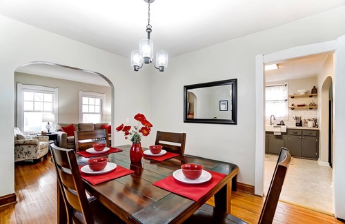 Westgate House | Charming 3 bdr! City location! Great parking!