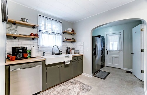 Westgate House | Charming 3 bdr! City location! Great parking!