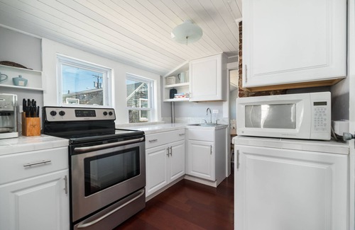 Rockport Apartment | Charming 3 bdrm Apartment in Heart of Rockport-Bearskin Neck-Walk to Beach -WiFi
