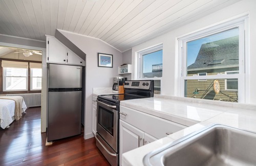 Rockport Apartment | Charming 3 bdrm Apartment in Heart of Rockport-Bearskin Neck-Walk to Beach -WiFi