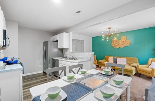 Paw Creek House | Charming 3 bed, 3 bath townhouse 10 min from CLT Airport and Uptown Charlotte!