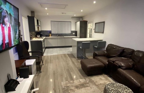Fryent Apartment | Charming 3-Bed Apartment in London